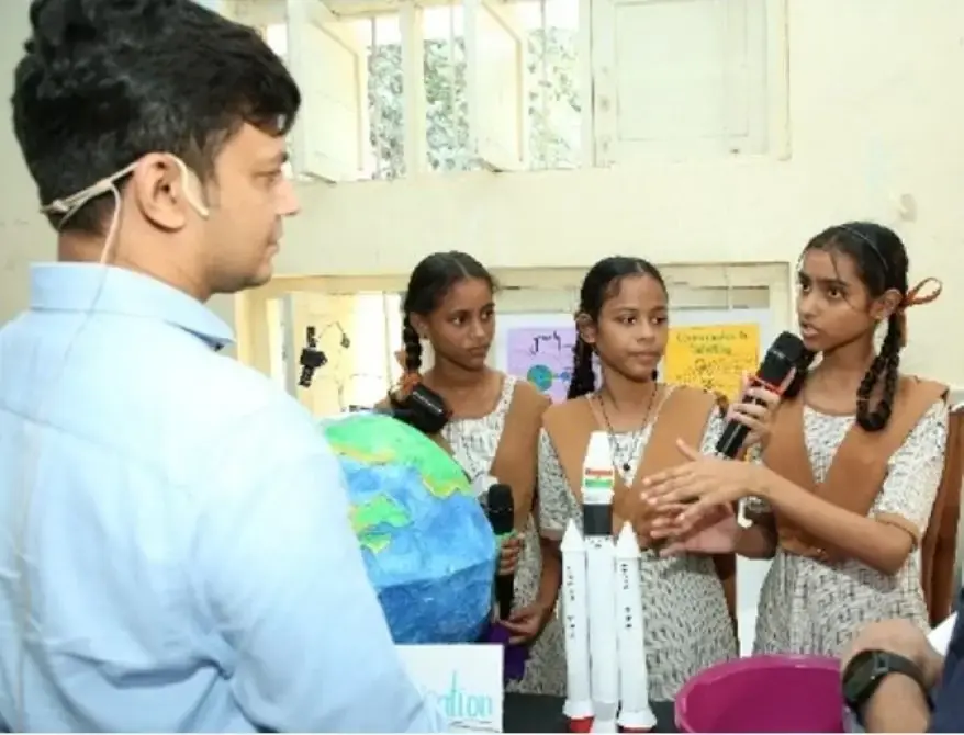 Divya presents her spaceship model at Siemens Limited’s Jigyaasa science fair in Mumbai Image © Siemens India