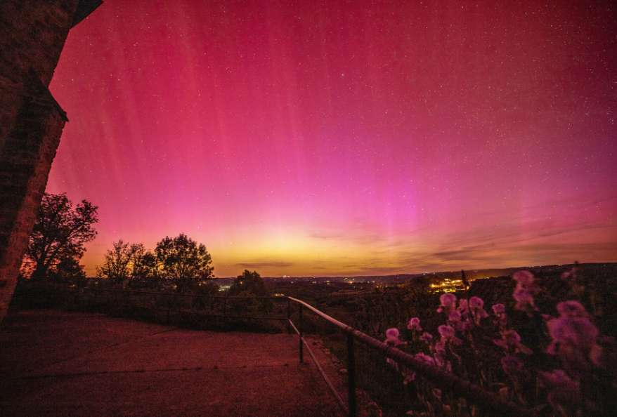 red or pink aurora lights
